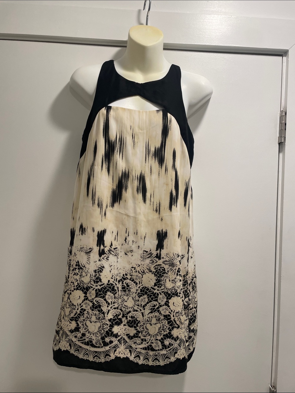 Silence + Noise Black and Cream Patterned Sleeveless Shift Dress mini XS